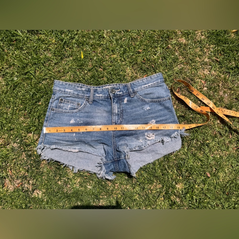 Free People Distressed Denim Cut Off Shorts - Sz 29 - Picture 7 of 7